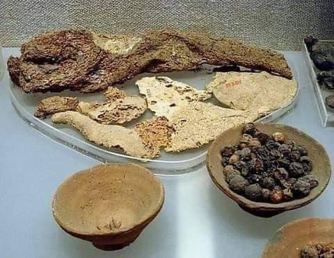 A breakfast prepared 3500 years ago consisting of bread, meat from the leg of a bull, and for dessert, a plate containing figs and dates.